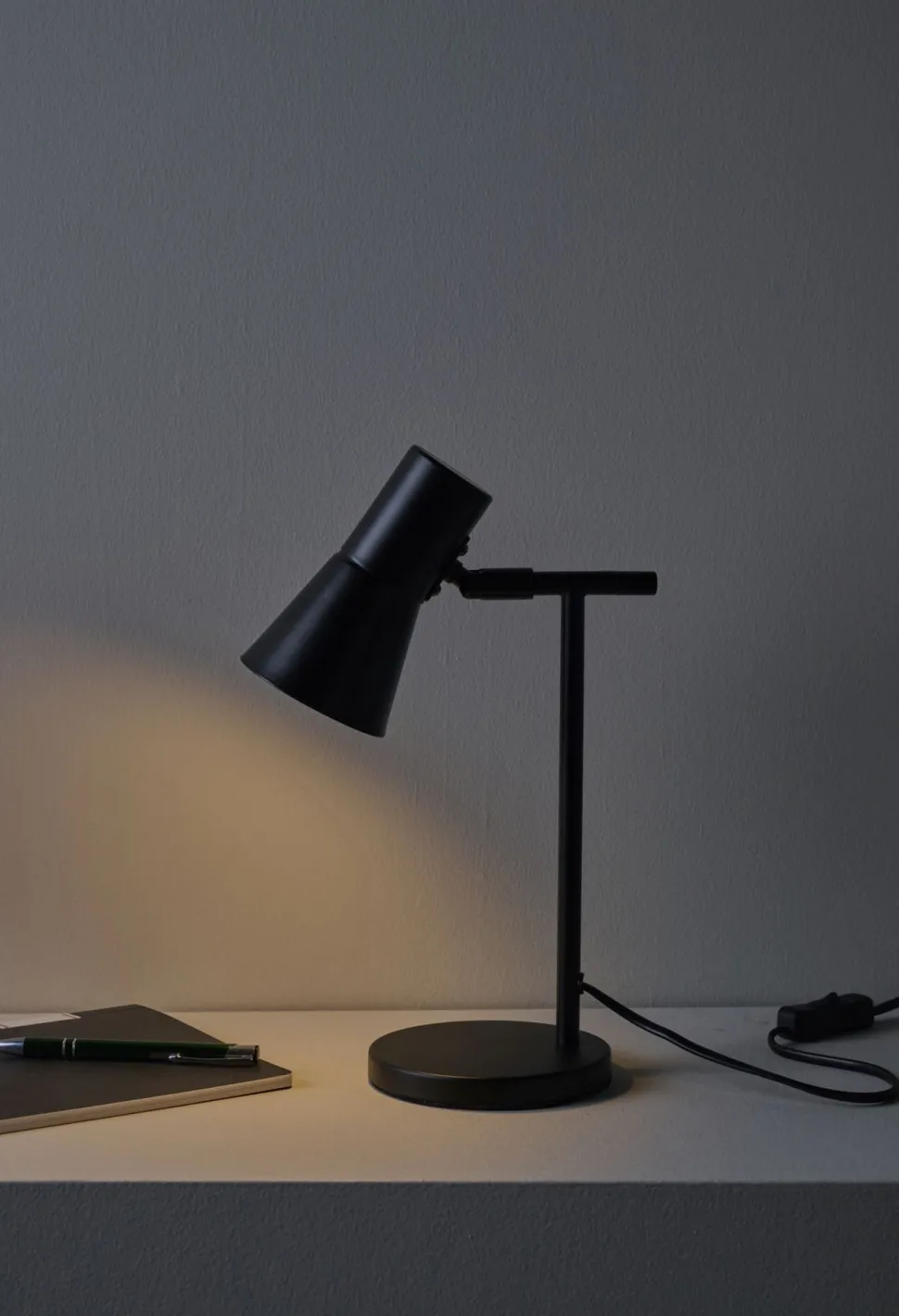Bordlampe svart - 18,8x12x30,4 cm