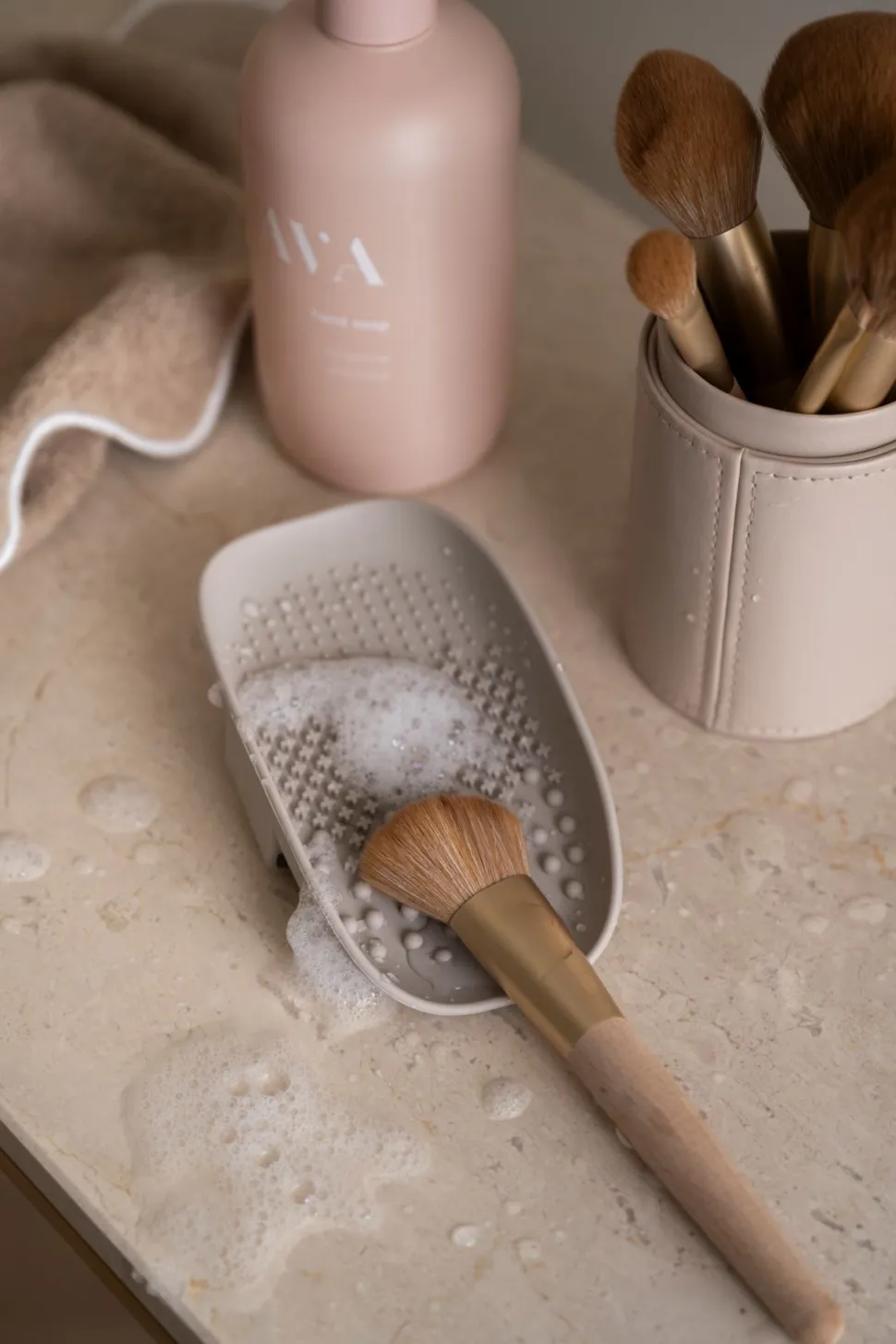 Brush washer lys beige - 9,3x15,5 cm