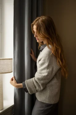 Lysdempende lingardin mørk grå - 135x250 cm